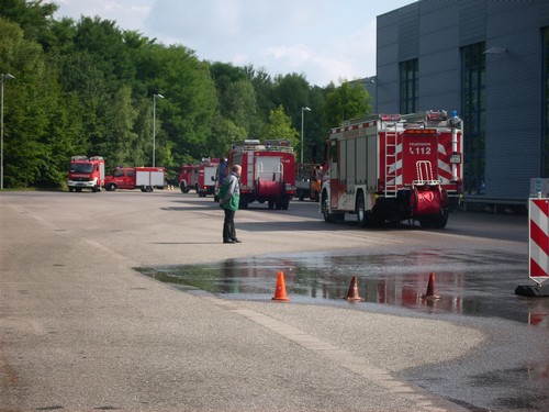 Mehrere Feuerwehrfahrzeuge die Schlange stehen um die Bremsübung zu Absolvieren